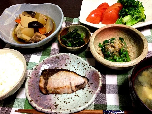 ブリの塩焼き、筑前煮、菜の花のお浸し、トマトとブロッコリー、高菜の漬物、ご飯、味噌汁|XLH883さん