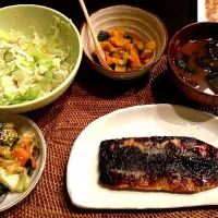 秋刀魚の蒲焼き ポテトサラダ かぼちゃの煮物  浅漬け 味噌汁|yukaさん