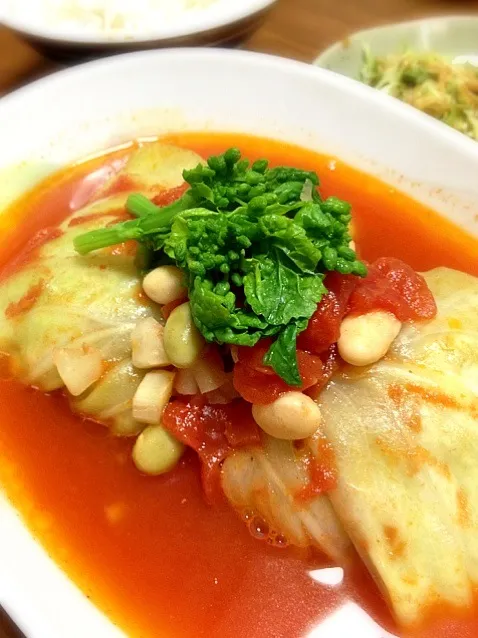 トマトのロールキャベツにお豆と菜の花のせて|ゆかこさん