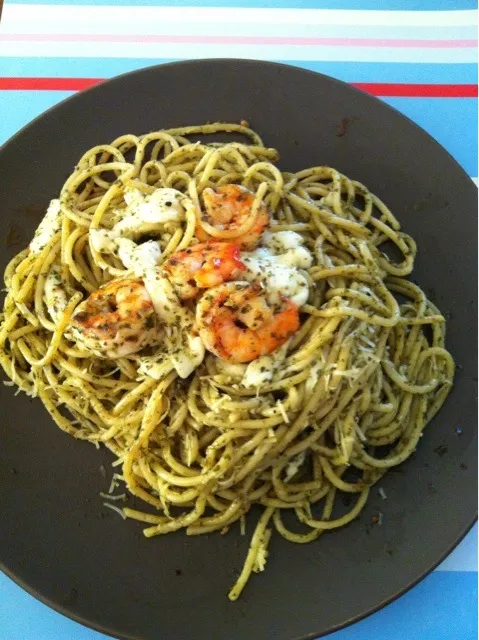 Spaghetti pesto with prawn & fresh mozzarella|Nopparat Cさん