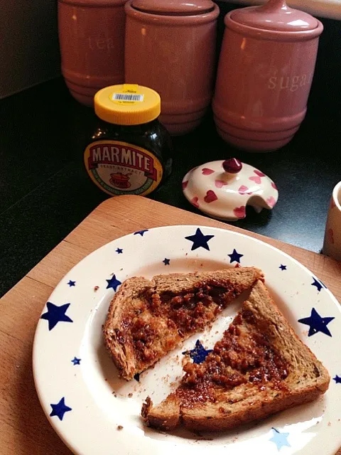 Hovis Granary Bread & Marmite|Ella Thompsonさん