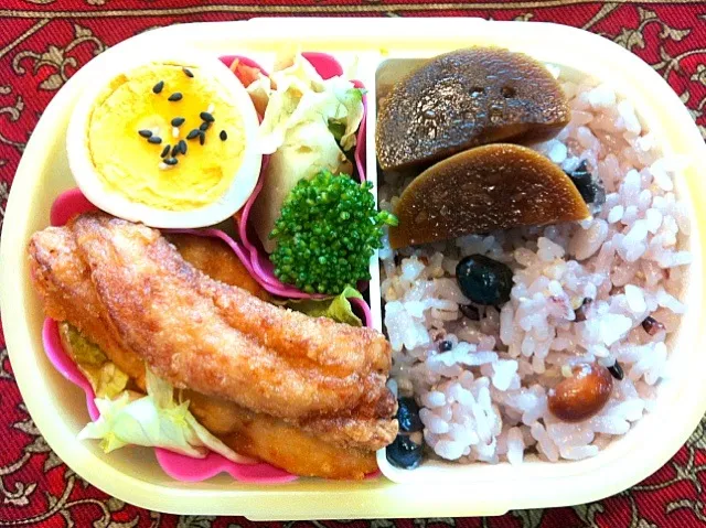 Snapdishの料理写真:鶏の唐揚げと十六穀ご飯弁当|もえさん