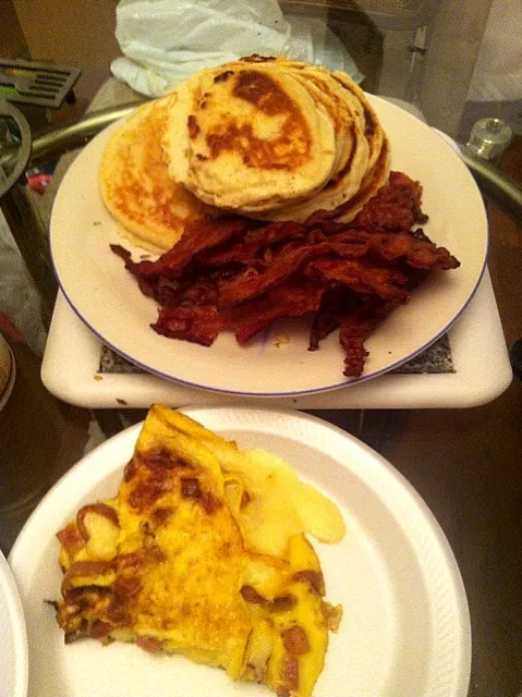 Snapdishの料理写真:Chia seed pancakes ,ham,cheddar,and potato omelet with bacon on the side 🍳🍳|Cristinaさん