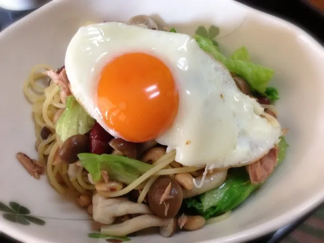 ツナとレタスのパスタ目玉焼きのっけ✨|まいさん