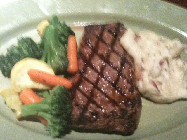 The 9 ounce Steak! Mixed veggies & mashed taters|Sinjin Tigerさん