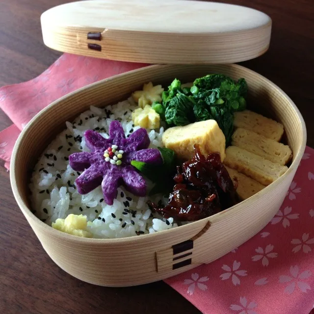 今朝のお弁当。出し巻き卵に菜の花の酢味噌添え、浅利の佃煮、紫芋と薩摩芋をお花で抜きました。|Kumi Kaseya-Yokooさん