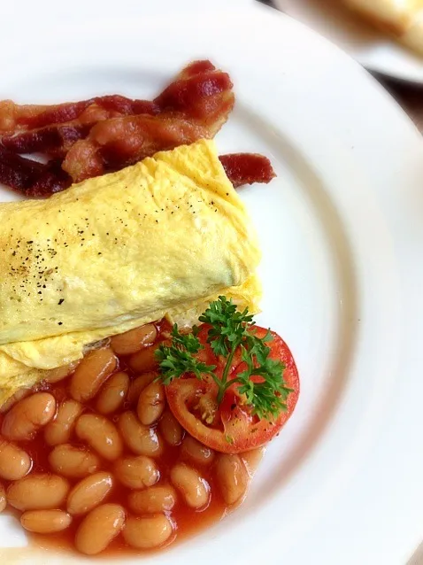 Omelet with spinach,bacon, and bake bean|PhUnGさん