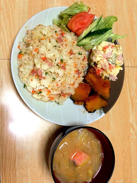 炒飯、ポテトサラダ、かぼちゃの煮物、サラダ、味噌汁|美由紀さん