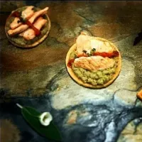 tostada de salmón con puré de berenjena y pesto de tomate deshidratado|alejandra vazquez aldanaさん