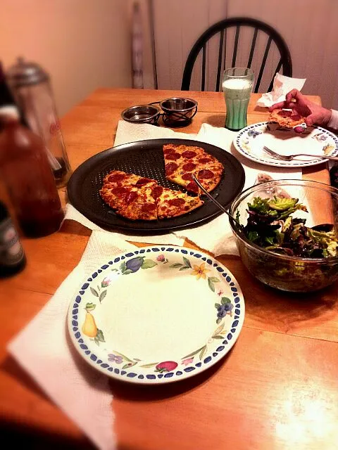 Homemade pizza and salad|Jamie DiMeoさん