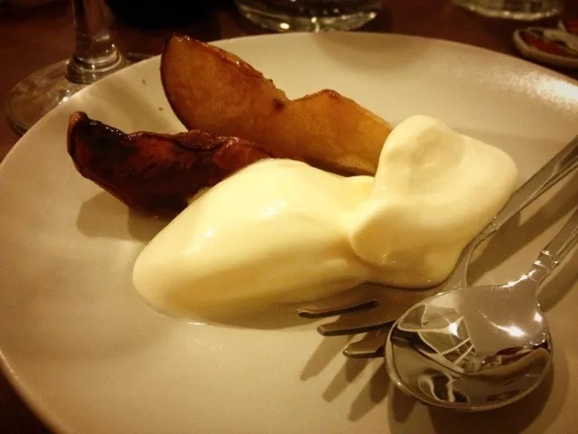 Snapdishの料理写真:Caramelized apple & pear, served with vanilla ice cream|Nopparat Cさん