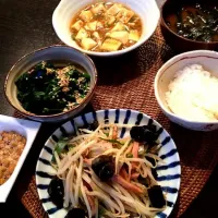 Snapdishの料理写真:麻婆豆腐 きくらげともやしハム炒め お浸し お味噌汁|yukaさん