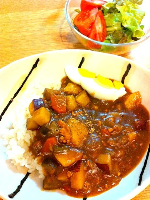 野菜たっぷりカレー、サラダ。|ぽにこさん