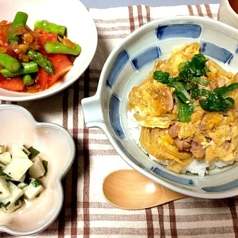 Snapdishの料理写真:親子丼                                         トマトとアスパラの玉ねぎドレッシング|ちえさん