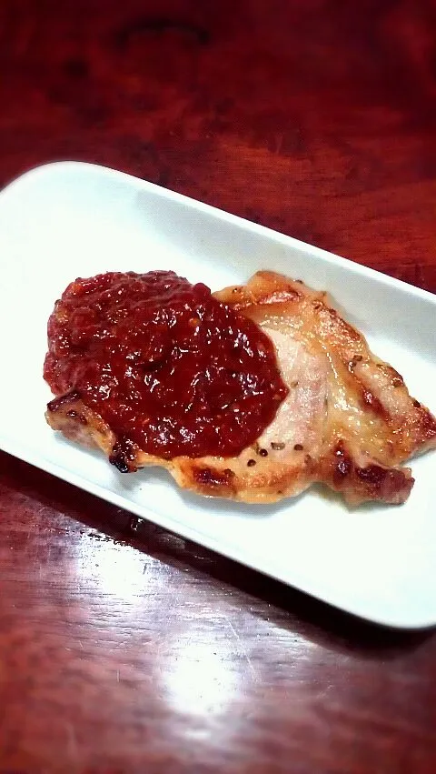 steak with homemade spicy tomato sauce|khantaphon leelachayakulさん