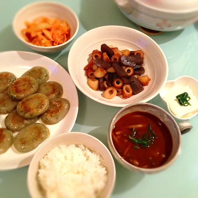 にら饅頭、ちくわとコンニャクの炒め物、冷や奴、かぶとしめじのお味噌、キムチ|🌟さん