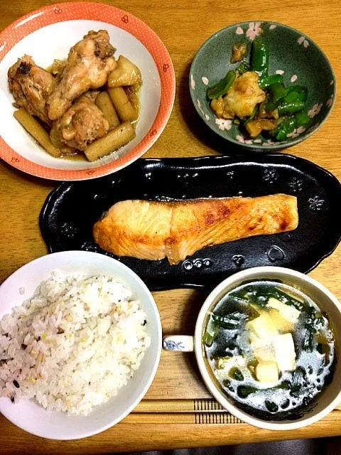 Snapdishの料理写真:焼き鮭、鶏の手羽元とごぼうの煮物、ピーマンとじゃがいものカレー炒め、ニラとワカメと豆腐の中華スープ、五穀米ご飯|ゆうたんさん