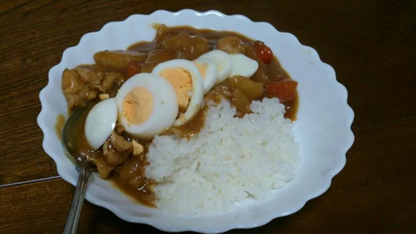 Snapdishの料理写真:ゆで玉子乗せチキンカレー|えっちゃんさん