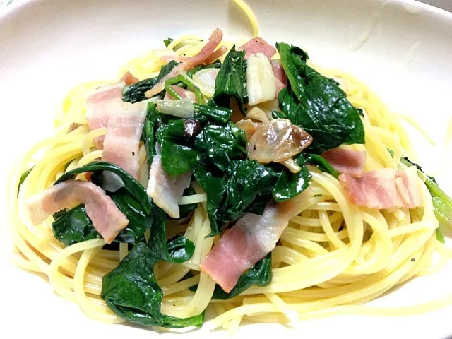 ほうれん草とベーコンのペペロンチーノ🍝ほんのりシメジ入り🍄|こいちさん