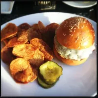 TC Burger with Drunk Onions, Pecorino, & Chips|tameeka robinsonさん