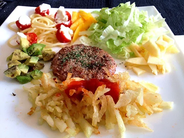 Onion &  Cheese #Hamburguer  + Fruit Salad + Pasta + French Fries. #UltraMegaCompleteBurguer|De Pupesさん