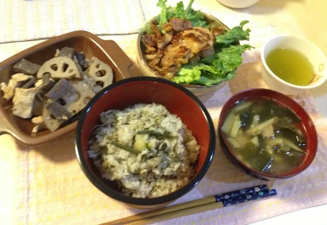 Snapdishの料理写真:3/21:山菜と玄米茶の炊き込み御飯、じゃがいもと色々きのことわかめのお味噌汁、レタス＆豚の焼肉、蓮根とお豆腐とこんにゃくのピリ辛味噌煮込み|安藤宏美さん