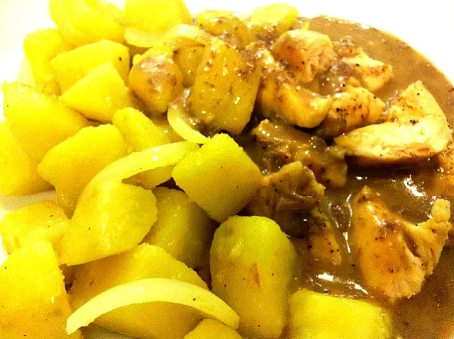 Chicken with potatoes on gravy|Jorge Bernal Márquezさん