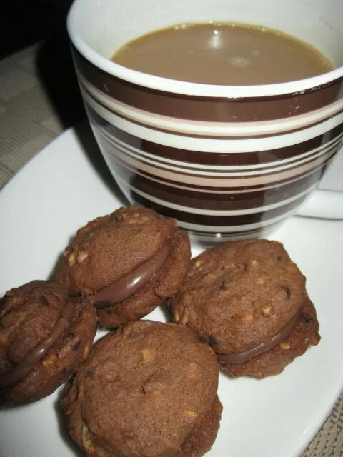 Double choc chip walnut cookies with Nutella spread|Mrs BNazさん