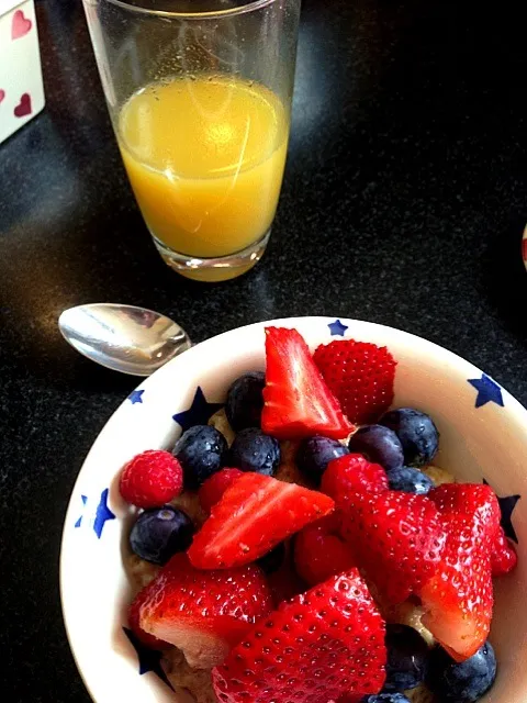 Porridge with Strawberries, Blueberries & Raspberries|Ella Thompsonさん