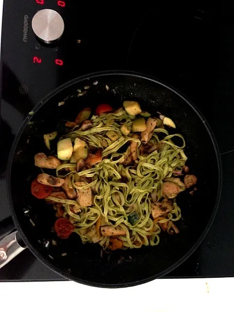 Green noodles with Zucchetti, cherry tomatoes and chickenbreast|Marina Oliviaさん