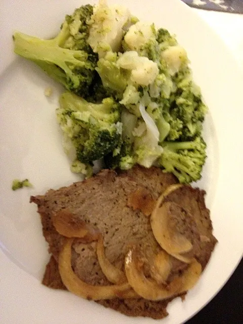 Lemon pepper steak with steamed broccoli and cauliflower|Elisaさん