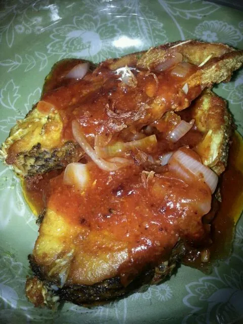 Snapdishの料理写真:Fried Red Snapper in Chili Tomato Sauce|Mrs BNazさん