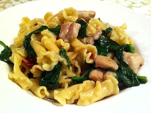 Snapdishの料理写真:Pasta with Mascarpone, Chicken, Sun-Dried Tomatoes & Spinach|Nanaさん