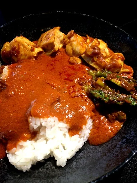 今日の朝カレー バターチキンに鶏胸肉とアスパラのカレー炒めをトッピング|takarkiさん