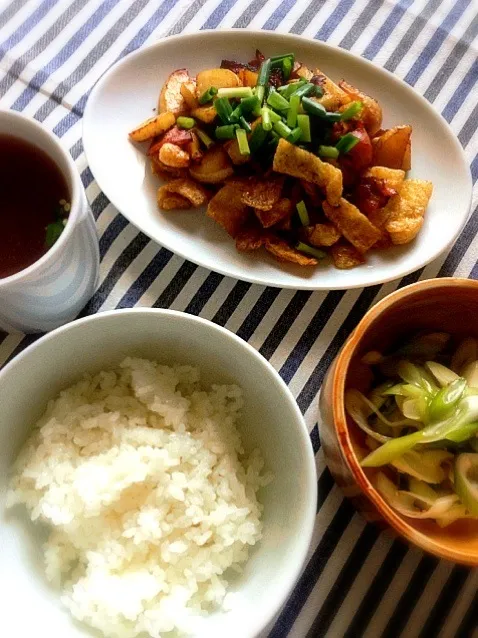 ベーコンとジャガイモと油揚げのポン酢炒め、長ネギのナムル、オクラとショウガのスープ、白ご飯|カザラさん