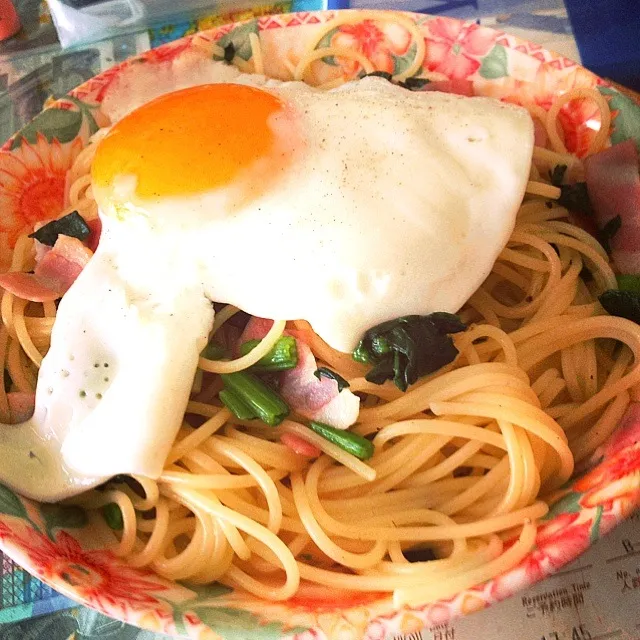 ベーコンとほうれん草のパスタ＋半熟目玉焼き|りさん