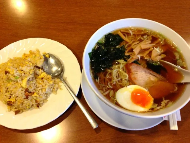 Snapdishの料理写真:醤油ラーメンと半チャーハン|純さん