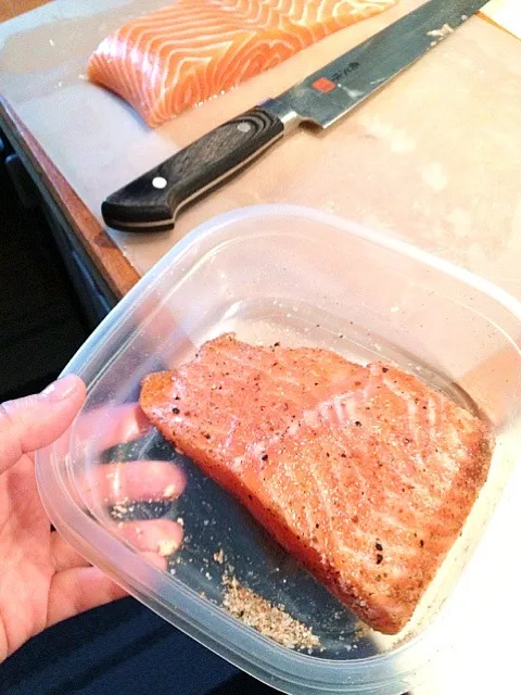 久しぶりにグラバラックスが食べたくなって、ディルなし、あっさりペッパー風味で仕込みました。|rina matsunagaさん