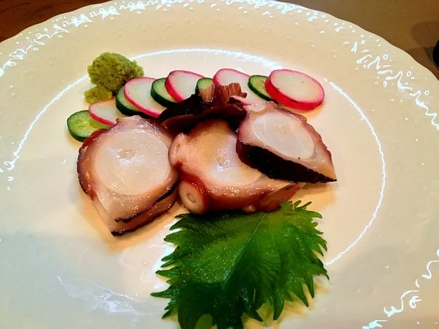 This sashimi of octopus was served in traditional Japanese restaurant.|do dyuさん