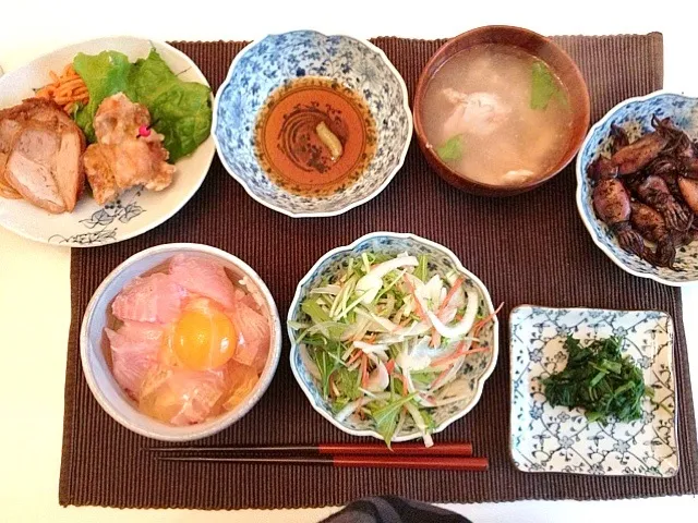 鯛めし、鯛のアラの味噌汁、ひいかの佃煮、唐揚げ|REさん