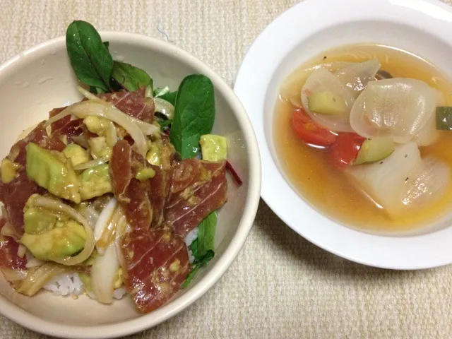 ポキ丼と野菜スープ。スープのカブが美味しい。|ぺんぎんさん