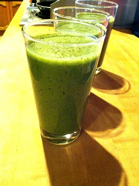 Breakfast Smoothie of Champions. Almond milk, apple, spinach, kale, blueberries, banana|Azinde Pendentさん