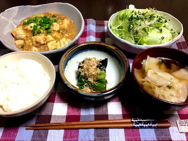 Snapdishの料理写真:麻婆豆腐、ほうれん草のお浸し、サラダ、ご飯、味噌汁|XLH883さん