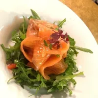 Rucola salad w. salmon grawlax and pistachio-tiger prawns dressing.|Martin Pragueさん