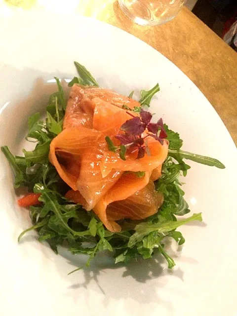 Snapdishの料理写真:Rucola salad w. salmon grawlax and pistachio-tiger prawns dressing.|Martin Pragueさん