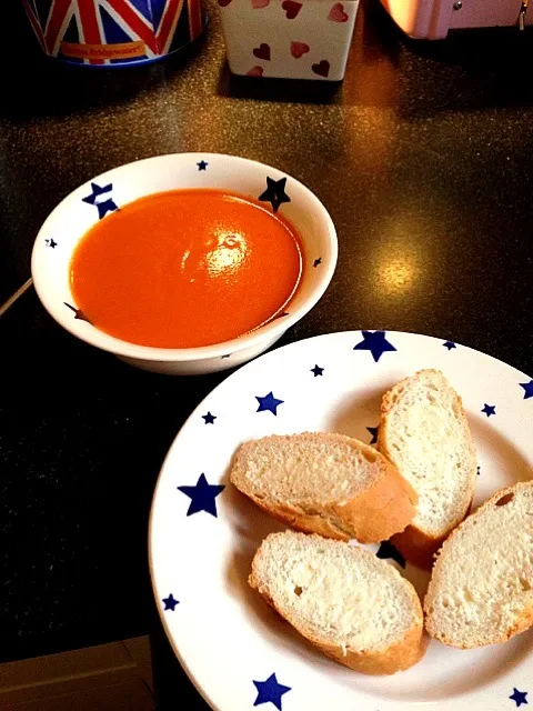 Snapdishの料理写真:Heinz Tomato Soup & French Baguette|Ella Thompsonさん