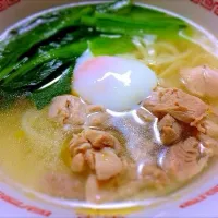 鶏肉と青梗菜、温泉タマゴの鶏ダシうどん。|ラリオスさん