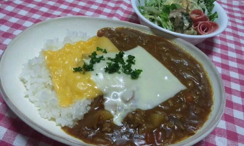 カレーライスチェダー&モッツァレラチーズのせ、サラダ|まあるさん