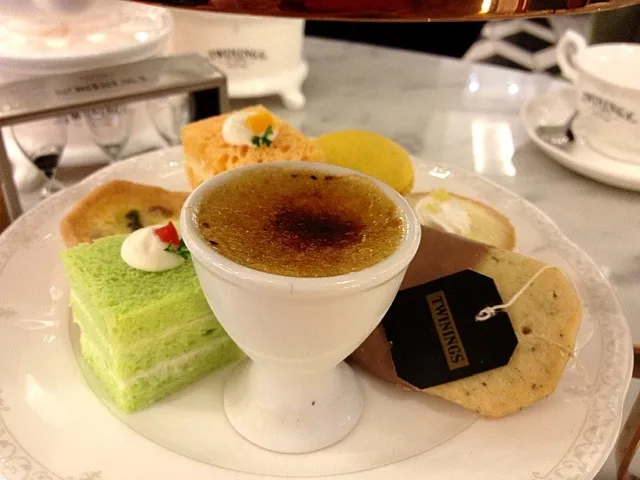 Snapdishの料理写真:creme brûlée & afternoon tea set|Yvonne C.さん