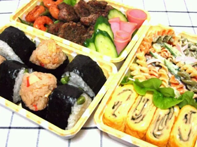 お花見弁当（おにぎり２種、海老とアスパラの炒め物、豚ひれの香草パン粉焼き、ハム、きゅうり、マカロニサラダ、のり入り卵焼き）|すーさん